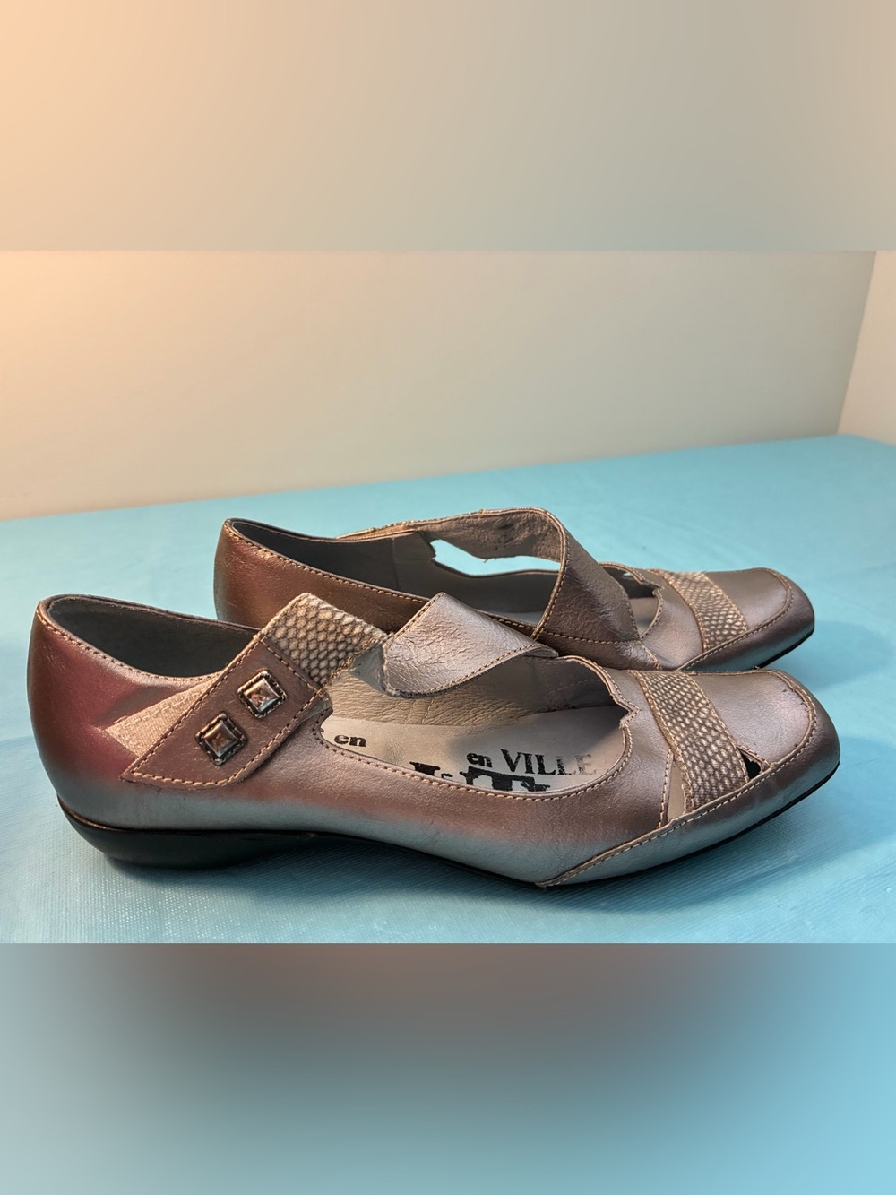 UN TOUR EN VILLE Women's Silver Made in France Leather Mary Jane Flats Size 39